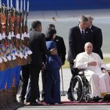 Le pape a été accueilli par une haie de la garde d'honneur mongole à Oulan-Bator.